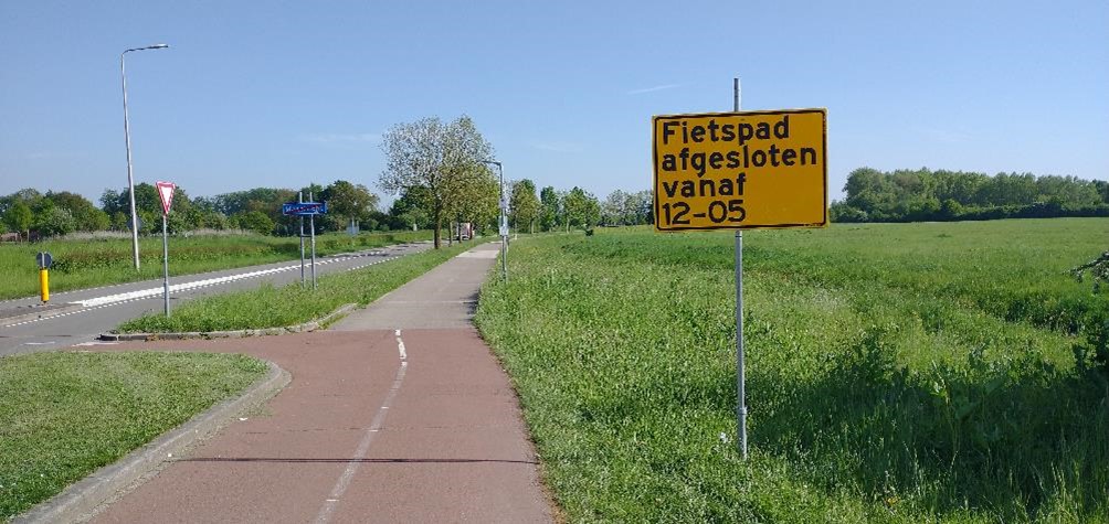 Fietspad van Maastricht richting Eijsden met geel vordje aanduiding fietspad afgesloten vanaf 12 mei